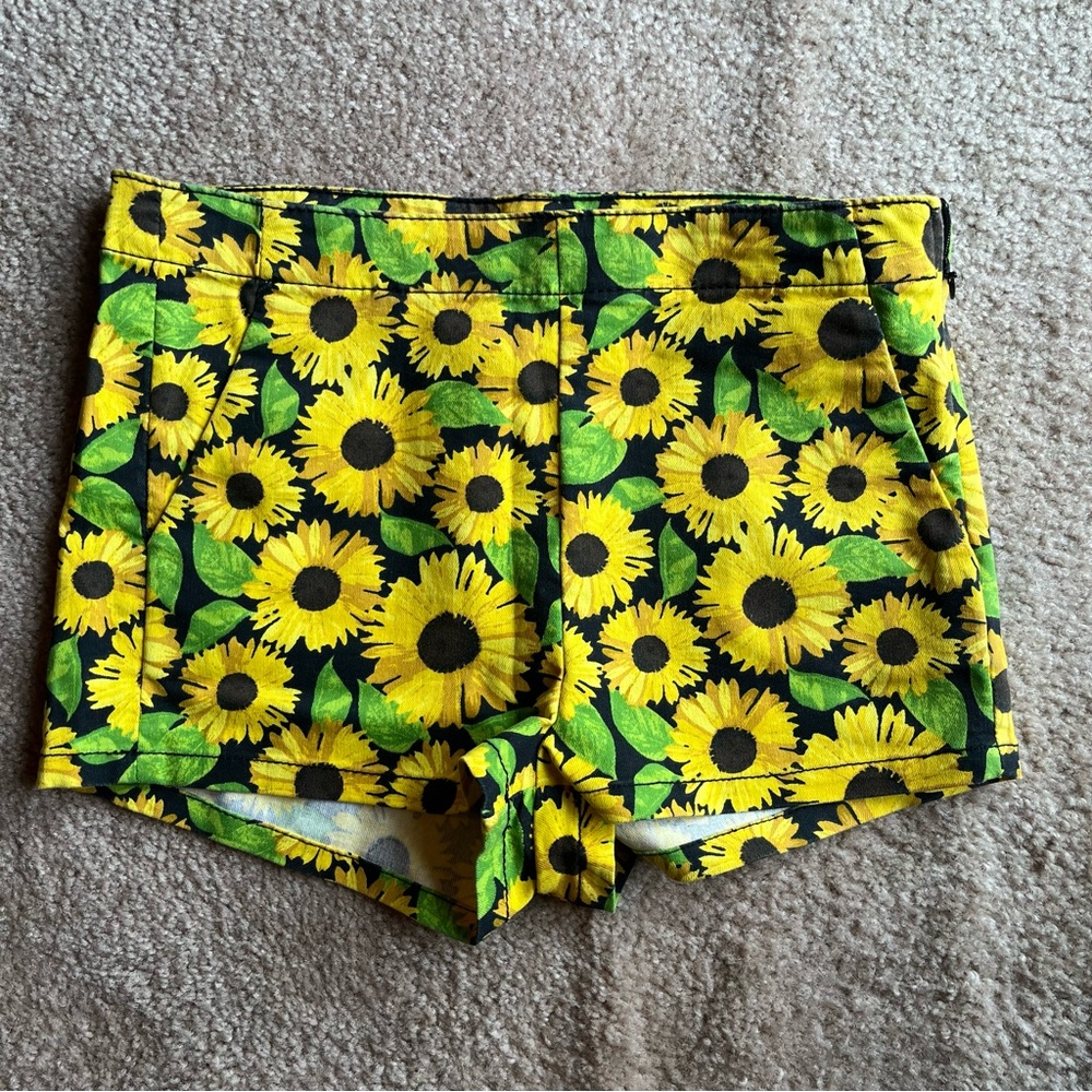 H&M sunflower short shorts 🌻 NWOT! 🌻 size 8